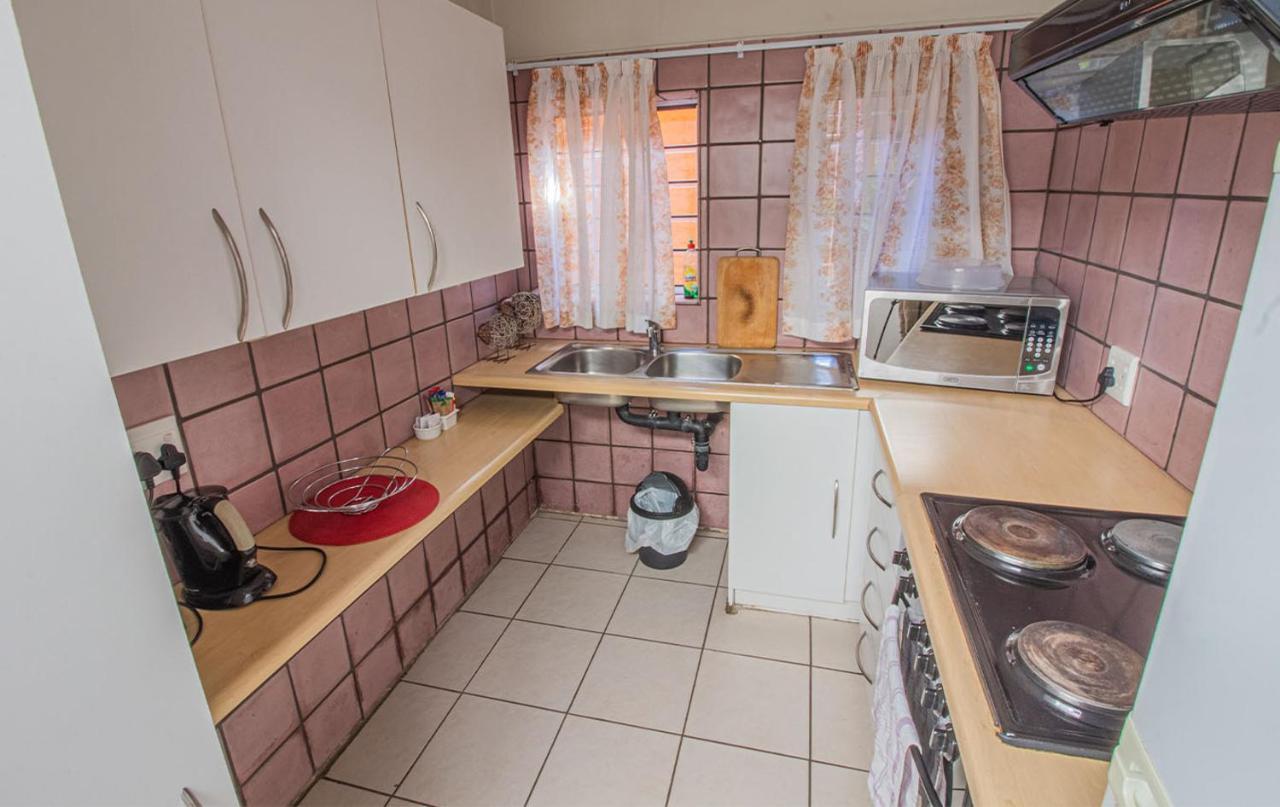 Uxolo Guest House Johannesburg Esterno foto